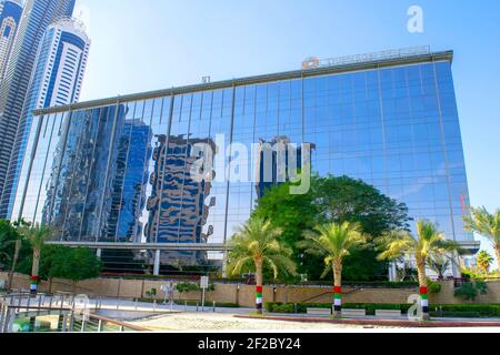 Dubai - VAE - 18. Dezember 2020: Gebäude der kanadischen Thomson Reuters Corp. In Dubai. Weltweit berühmten Medienunternehmen Hauptsitz außen im Park. Stockfoto