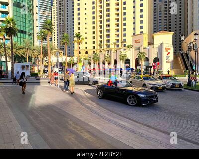 Dubai - VAE - 11. Dezember 2020: Blick auf JBR Street. Jumeirah Beach Residence. Neues Luxusviertel in Dubai. Jumeirah Beach Residence Hauptstraße mit Stockfoto