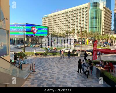 Dubai - VAE - 18. Dezember 2020: Blick auf JBR Strand Touristenstraße. Jumeirah Beach Residence Hauptstraße mit einer Kreuzung, rund um, und viele Stockfoto