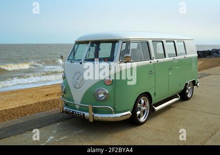 Klassische grüne und weiße VW Wohnmobil an der Strandpromenade geparkt. Stockfoto