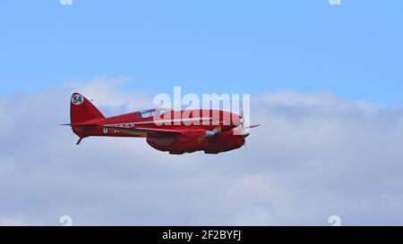 Jahrgang DH88 Komet G-ACSS Flugzeug im Flug. Stockfoto