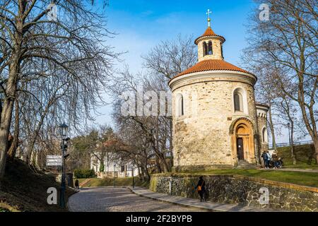 Prag, Tschechische republik - 24. Februar 2021. Rotonda von St. Martin in Vysehrad Festungsgebiet im Winter Stockfoto