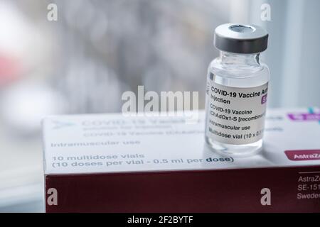 Montreal, CA - 11. März 2021: Fläschchen mit AstraZeneca Covid-19-Impfstoff auf einer Schachtel Stockfoto