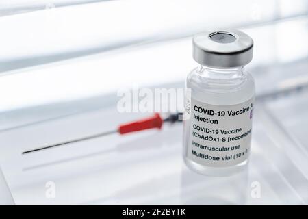 Montreal, CA - 11. März 2021: Fläschchen mit AstraZeneca Covid-19-Impfstoff und Spritze Stockfoto