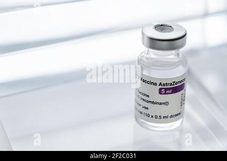 Montreal, CA - 11. März 2021: Fläschchen mit AstraZeneca Covid-19-Impfstoff Stockfoto