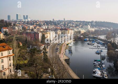 Panorama von Prag im Dunst im Winter - Podoli Viertel Und Pankrac Stockfoto