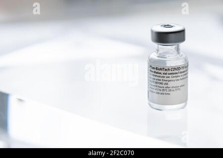 Montreal, CA - 2. März 2021: Fläschchen mit Pfizer BioNTech Covid-19-Impfstoff Stockfoto