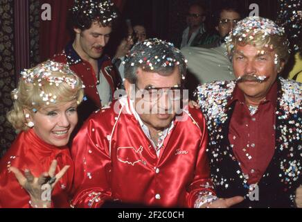 Debbie Reynolds, Tom Bosley und Rip Taylor bei der 'Debbie Reynolds Birthday Party for Rip Taylor' am 13. Januar 1981 im Daisy Restaurant in Los Angeles, Kalifornien Credit: Ralph Dominguez/MediaPunch Stockfoto