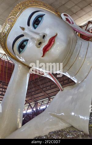 Chaukhtatgyi Buddha Tempel, Yangon, Myanmar. Das Buddha-Bild ist 66 Meter (217 ft) lang. Es wurde ursprünglich im Jahr 1907 gebaut, wurde aber abgerissen und rebu Stockfoto