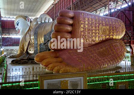 Chaukhtatgyi Buddha Tempel, Yangon, Myanmar. Das Buddha-Bild ist 66 Meter (217 ft) lang. Es wurde ursprünglich im Jahr 1907 gebaut, wurde aber abgerissen und rebu Stockfoto