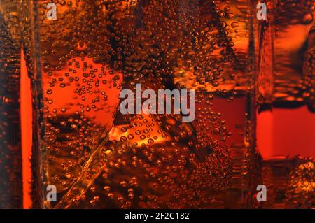 Nahaufnahme der Eiswürfel im Cola-Hintergrund. Cola mit Eis. Hintergrund für das Essen. Stockfoto