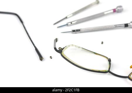 Gebrochene Brillen isoliert auf weißem Hintergrund. Brillen Reparaturkonzept. Stockfoto