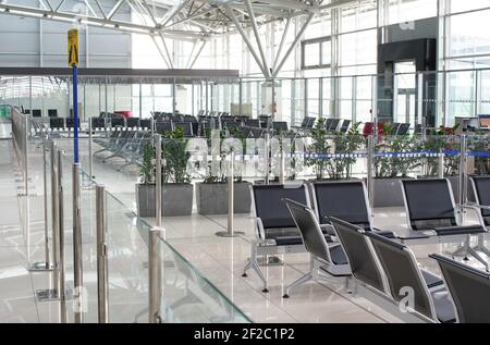 Bratislava, Slowakei - 17. September 2019: Leere Stühle in der Abflughalle des Mailänder Flughafens Rastislav Stefanik. Es ist der wichtigste slowakische Flughafen, der Appro bedient Stockfoto