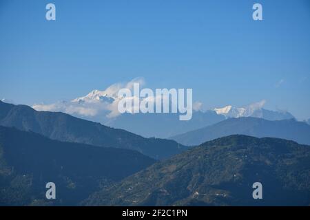 Bergrücken und Panoramablick auf den Berg Kanchenjunga Stockfoto