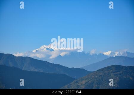 Panoramablick auf den Berg Kanchenjunga mit schönen Bergrücken Stockfoto