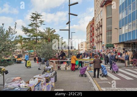 Verkaufsstände Straßenmarkt auf der Plaza de Cronista Chabret in der Stadt Sagunto, Provinz Valencia, Spanien, Europa Stockfoto