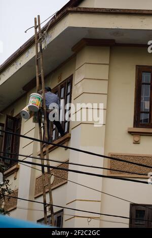 Gefährliche Arbeit an einem Rahmen in Hanoi in vietnam Stockfoto