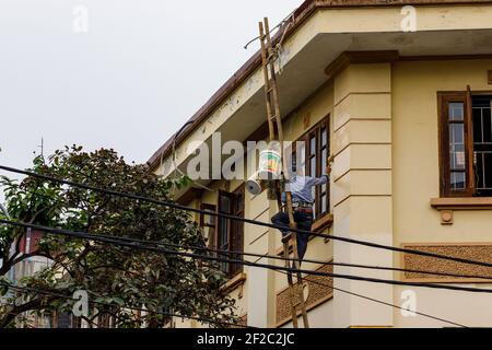 Gefährliche Arbeit an einem Rahmen in Hanoi in vietnam Stockfoto