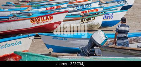 Bunte traditionelle hölzerne Fischerboote am Strand von Mazatlán, Sinaloa, Mexiko Stockfoto