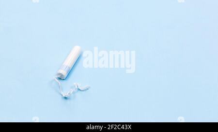 Weißer Tampon auf blauem Hintergrund Stockfoto