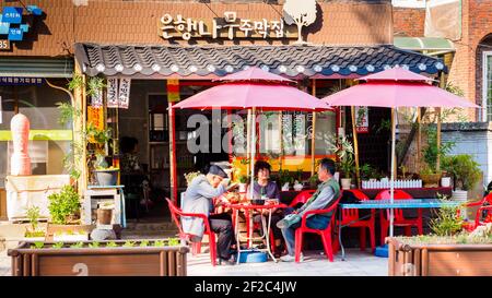 Seoul, Südkorea - 14. Juni 2017: Menschen essen in der Nähe des traditionellen Food-Café mit koreanischer Küche. Stockfoto