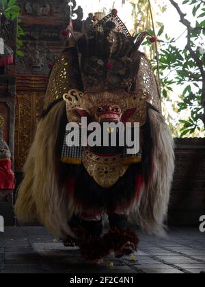 Traditionelle balinesische Kultur Kunst Performance Sahadewa Barong Tanz Kostüm Choreographie Im hindu-Tempel in Gianyar Ubud Bali Indonesien Stockfoto