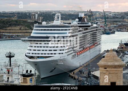 MSC Kreuzfahrten besaß MSC Splendida Luxus-Kreuzfahrtschiff im Hafen von Malta. Wassertransport und internationale Reisen. Stockfoto