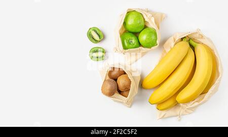 Früchte in Plastikbeutel auf weißem Hintergrund. Draufsicht, Kopierbereich Stockfoto