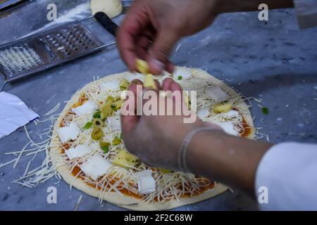 Zubereitung von köstlichen italienischen Pizza, mediterrane Gerichte Konzept Stockfoto