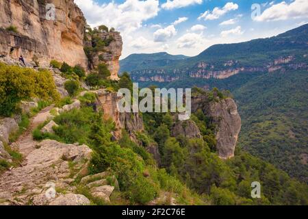 Blick auf die Klippen und Berge von Prades, aus dem Dorf Siurana de Prades, Katalonien, Spanien Stockfoto