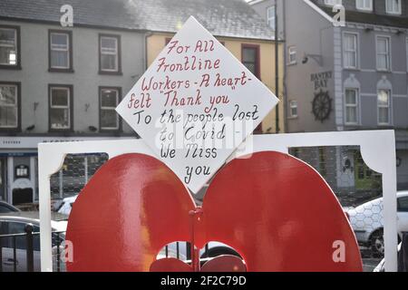 Bantry, West Cork, Irland. März 2021, 11th. Der Bantry Bay Lions Club hat ein großes Herz auf dem Wolfe Tone Square gelegt. Diese Geste ist ein Dankeschön an alle Mitarbeiter an der Front für ihre Arbeit während der Covid 19 Mal, es zeigt auch Unterstützung für die Familien, deren Mitglieder nicht mehr bei ihnen sind. Kredit: Karlis Dzjamko/Alamy Live Nachrichten Stockfoto