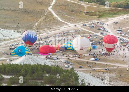 Russland, Krim, Belogorsk 19. September 2020-Vorbereitung für den Start von Ballons auf dem Festival der Luftfahrt am Fuße des Berges Belaya Skala A Stockfoto