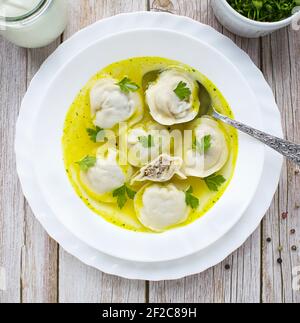 Dumplings pielmieni - ein traditionelles Gericht der russischen Küche. Stockfoto