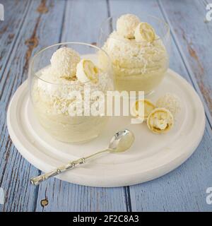 Hirse in Kokosmilch mit dem Zusatz von Ahornsirup und Kokosraspeln gekocht. Stockfoto