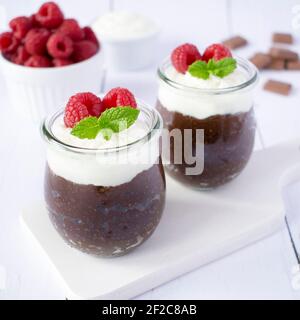 Chocolate Chia Pudding mit Joghurt und Kokosnusscreme. Stockfoto