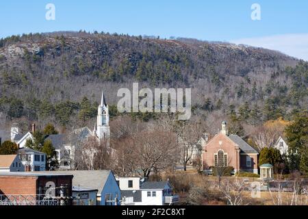 Mount Battie im Camden Hills State Park mit der Stadt Camden im Vordergrund. Stockfoto