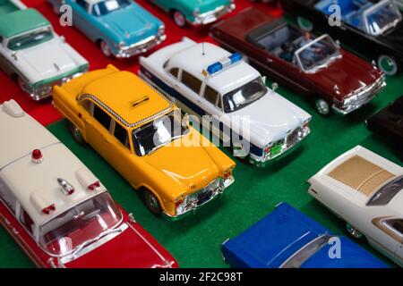 Lviv, Ukraine - 7. März 2021 - Gruppe von Retro-Modell-Spielzeugautos - verschiedene Sammlerautos auf grünem Hintergrund. Selektiver Fokus Stockfoto