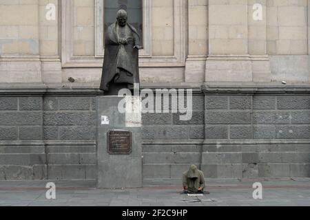 Santiago, Metropolitana, Chile. März 2021, 11th. Eine Person mit einer körperlichen Behinderung bittet um Geld vor der Kathedrale von Santiago. Quelle: Matias Basualdo/ZUMA Wire/Alamy Live News Stockfoto