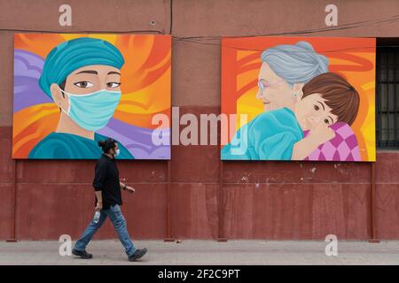 Santiago, Metropolitana, Chile. März 2021, 11th. Ein Fußgänger geht vor einem Gemälde, das zu Ehren des Gesundheitspersonals angefertigt wurde. Quelle: Matias Basualdo/ZUMA Wire/Alamy Live News Stockfoto