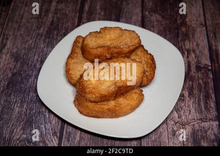 Torrijas, typisch spanisches Dessert in der Fastenzeit und Ostern Stockfoto