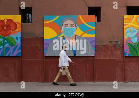 Santiago, Metropolitana, Chile. März 2021, 11th. Ein Fußgänger geht vor einem Gemälde, das zu Ehren des Gesundheitspersonals angefertigt wurde. Quelle: Matias Basualdo/ZUMA Wire/Alamy Live News Stockfoto