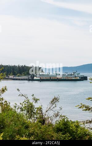 Blick auf den Anacortes Ferry Terminal und die Hyak Ferry von einem Wohngebäude auf der Navigator Lane in Anacortes, Washington. Stockfoto