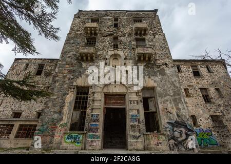 Niedriger Winkel Blick auf den Haupteingang des verlassenen Veregaria Hotel, in Prodromos, Troodos-Gebirge, Limassol District, Zypern Stockfoto