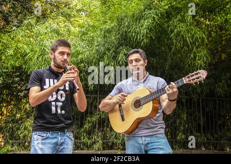 7-19-2019 Tiflis Georgien zwei junge Männer in Jeans spielen traditionell Georgische Musik draußen mit Gitarre und Stviri oder Flöte Stockfoto