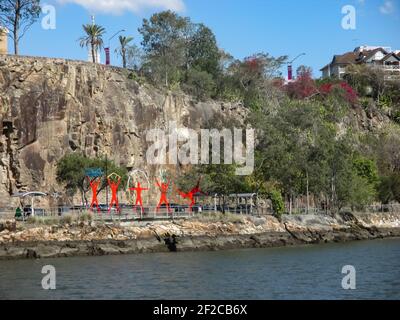 20. September 2014 Brisbane QLD Australien - farbenfrohe rote Sportfiguren am Wasser unter den Kangaroo Point Cliffs auf der Südseite des Flusses Stockfoto