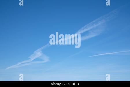 Niedriger Winkel zum Himmel mit federleichten Wolken Stockfoto