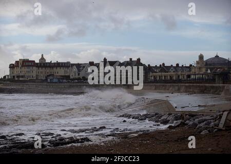 Ein Blick auf Porthcawl Town Beach bei Flut und starken Winden von 67mph traf die South Wales Coast am 11th. März 2021. Kredit: Lewis Mitchell Stockfoto