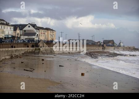 Ein Blick auf Porthcawl Town Beach bei Flut und starken Winden von 67mph traf die South Wales Coast am 11th. März 2021. Kredit: Lewis Mitchell Stockfoto