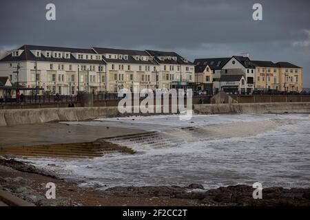 Ein Blick auf Porthcawl Town Beach bei Flut und starken Winden von 67mph traf die South Wales Coast am 11th. März 2021. Kredit: Lewis Mitchell Stockfoto