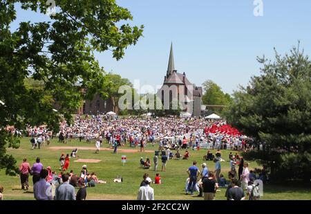 Ca. Mai 2015 Middletown Conneticut USA Menge von Familie und Freunde außerhalb der Wesleyan University Abschluss Stockfoto